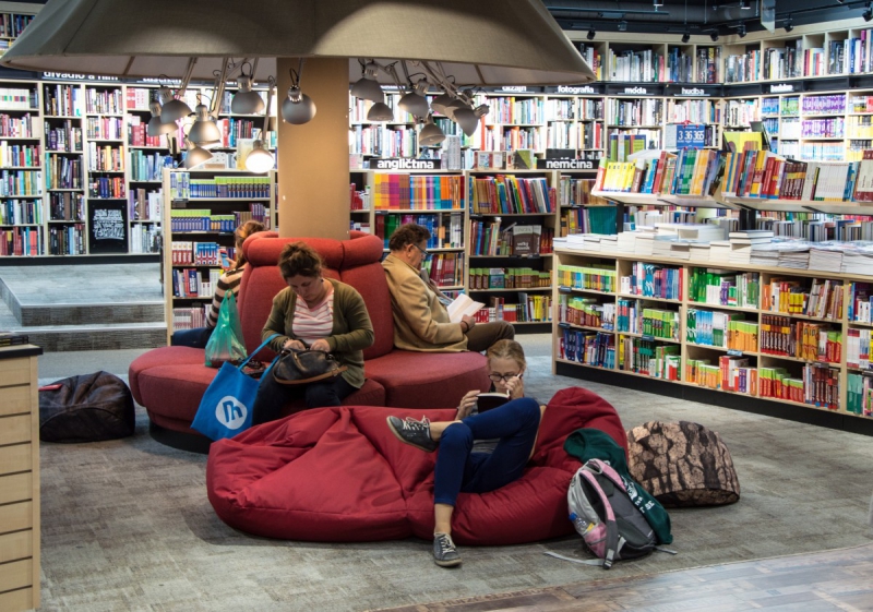 vente-LA SEYNE SUR MER-min_books_bookstore_book_reader_readers_reading_shop_sale_books-849006