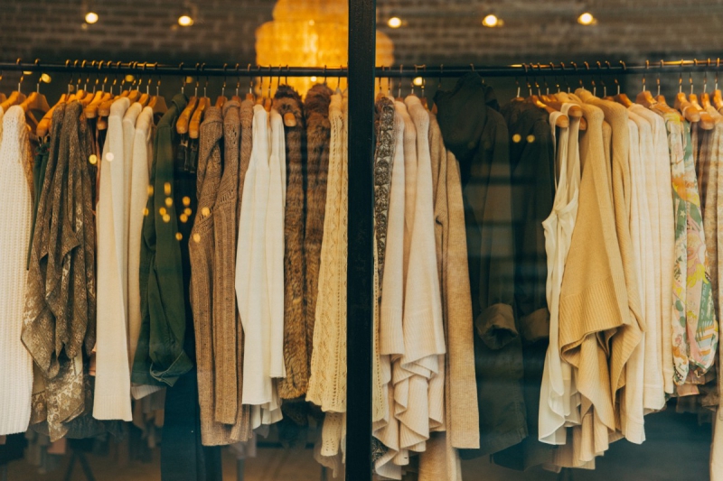 vente-LA SEYNE SUR MER-min_clothe_fashion_store_shop_window_store_front-21277