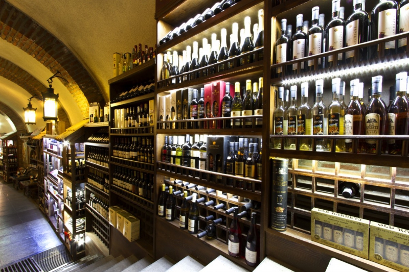 vente-LA SEYNE SUR MER-min_world_street_travel_shop_canon_georgia_wine_bottles-429767